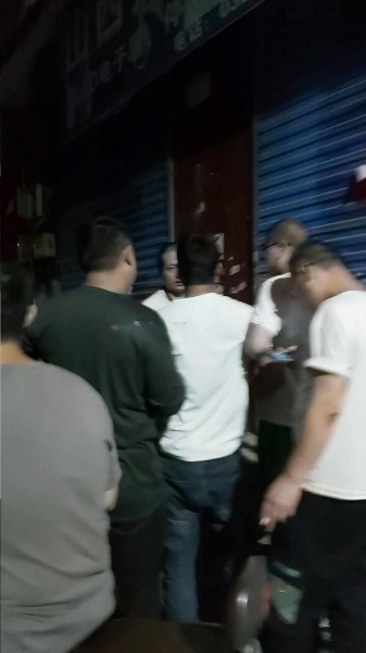 夜晚在村里逛了半个小时，遇到一